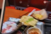 女子吃自助被扣押金后续！店里撒泼吐口水，商家却要自行承担损失