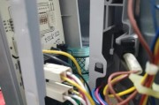 小家电坏了不显示，如何修理？（解决小家电故障的简单方法及注意事项）