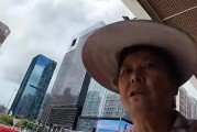 女子外卖代送被大妈抢单，手臂被掐伤！是个惯犯，年纪大管不了