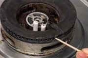 燃气灶一边打不着火另一边正常的原因及解决方法（厨房燃气灶火焰不均匀的可能原因与解决方案）