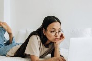 员工床如何放置台式电脑？台式电脑在床上使用需要注意什么？