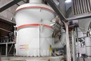 电池生产中使用石灰柱的原因是什么？石灰柱对电池性能有何影响？