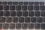 电脑上斜杠键在键盘上的位置是哪里？斜杠键的用途是什么？