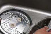 电饭煲底座拆卸步骤详解（轻松学会拆卸电饭煲底座）