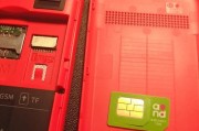 21克F1老人手机评测——轻便易用的智能通讯工具