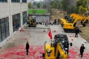 小伙开挖机去西藏，318帮助无数人脱困，却因收1000块被网友诟病
