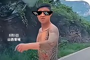 无牌奥迪加塞女子后续：警方介入，纹身男身份曝光，果然不简单