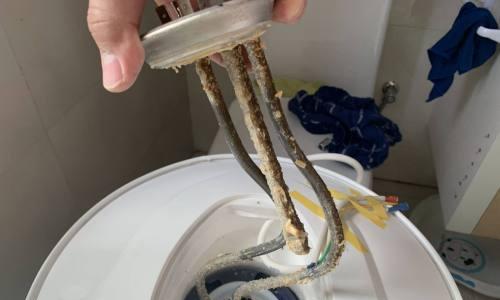 电热水器排污口漏水的处理方法（解决电热水器排污口漏水问题的有效措施）