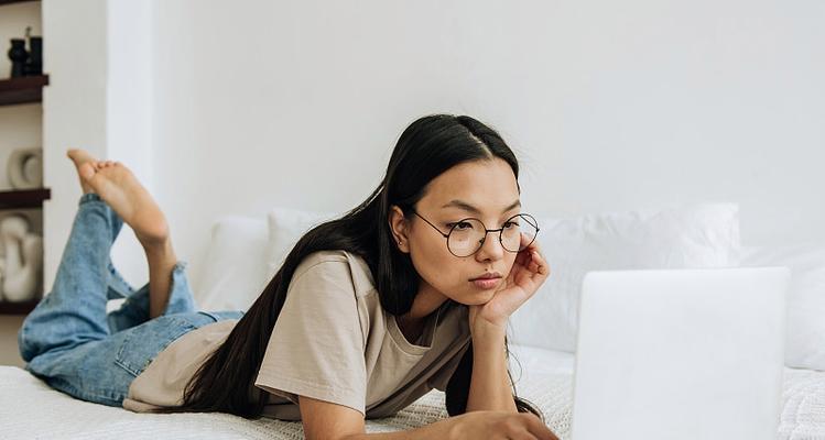 员工床如何放置台式电脑？台式电脑在床上使用需要注意什么？