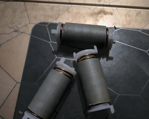 洗衣机脱水马达的外观特征是什么？