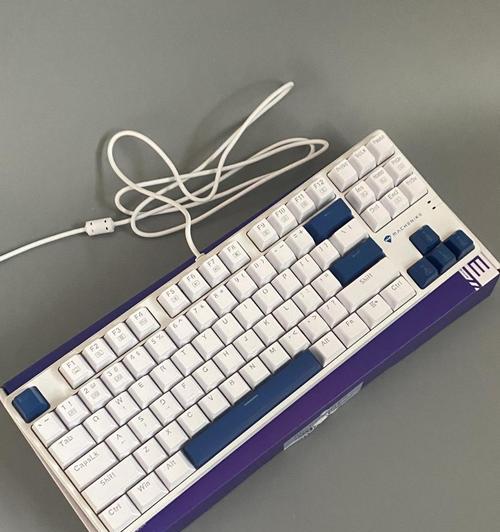 蓝白键盘厚底座是什么？如何选购合适的键盘底座？