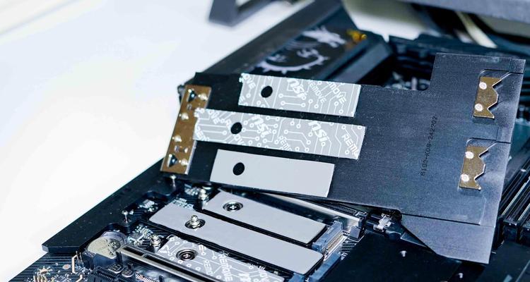 AMD处理器应搭配哪种主板？如何选择合适的主板型号？