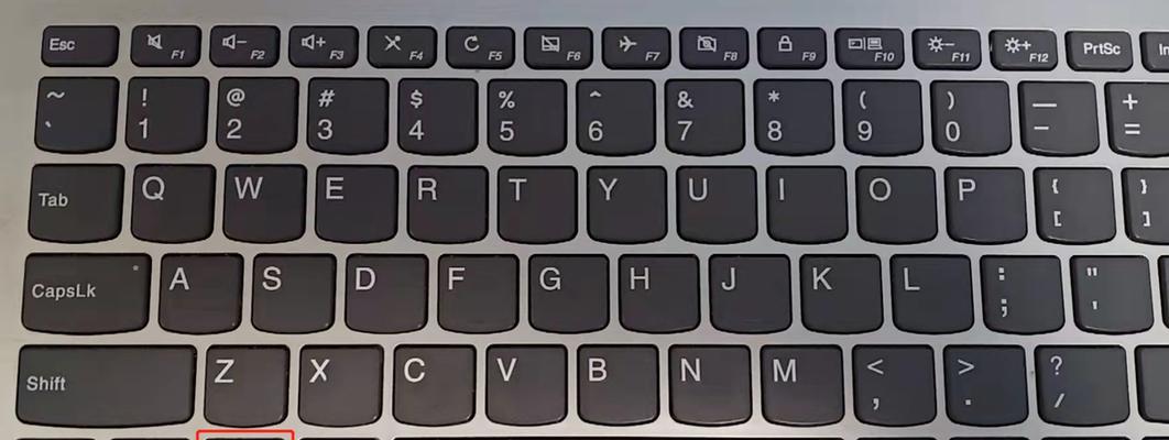 电脑上斜杠键在键盘上的位置是哪里？斜杠键的用途是什么？