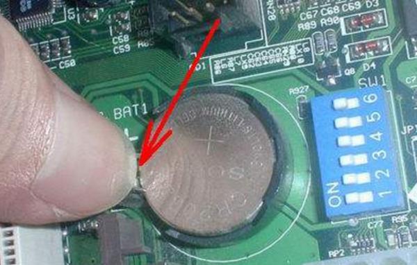 电脑主机灯光自动暗了怎么回事？如何恢复正常？