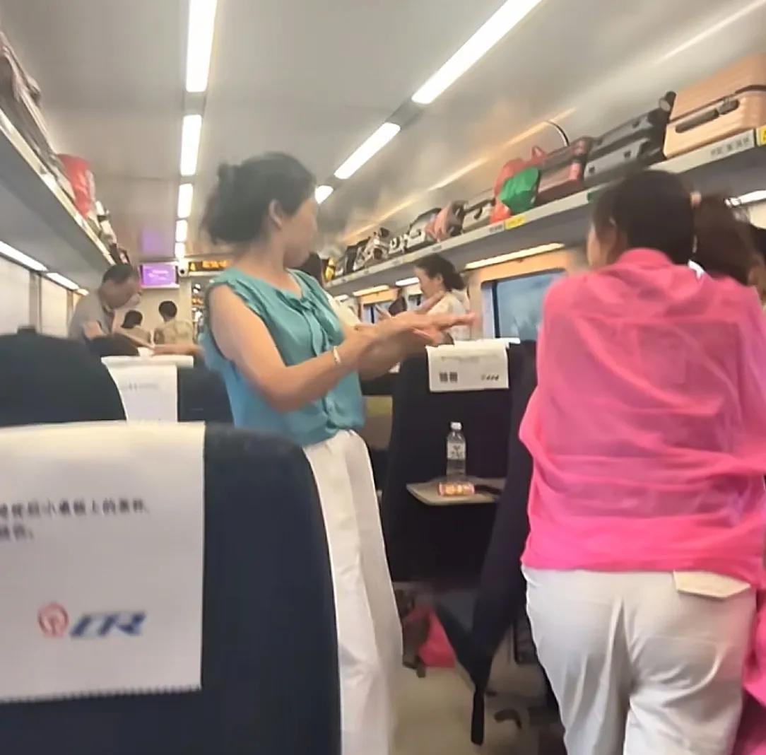 多名大妈高铁上跳舞喧哗，列车员多次阻止无果！12306回应