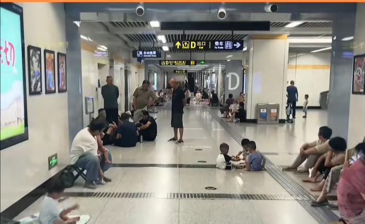 人民的地铁！郑州地铁设置纳凉处，标语引全网泪奔：建设者休息区