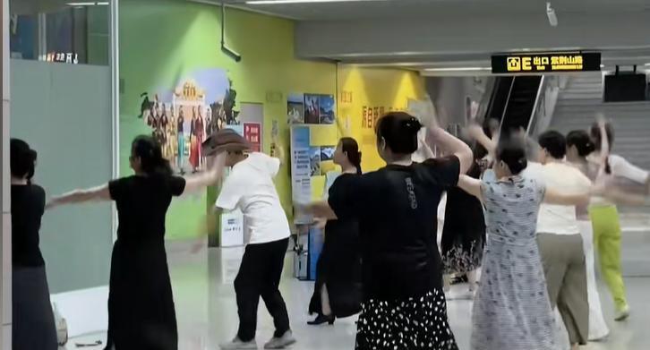 人民的地铁！郑州地铁设置纳凉处，标语引全网泪奔：建设者休息区