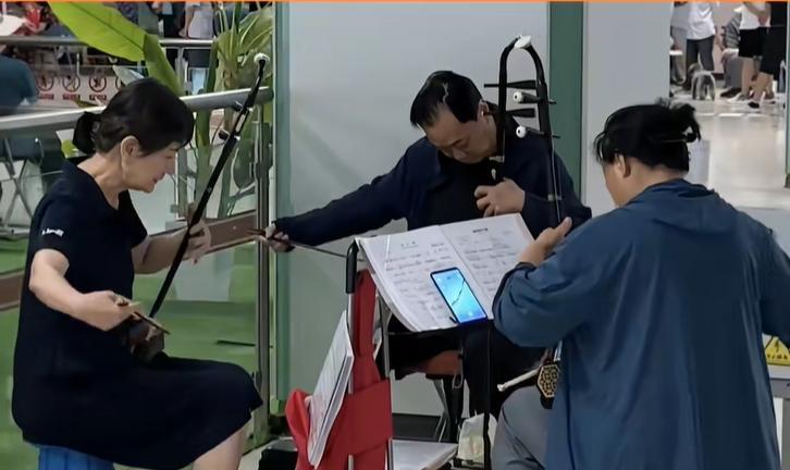 人民的地铁！郑州地铁设置纳凉处，标语引全网泪奔：建设者休息区