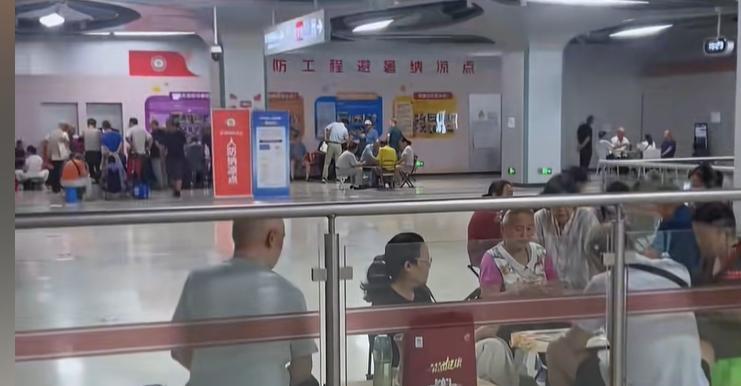 人民的地铁！郑州地铁设置纳凉处，标语引全网泪奔：建设者休息区