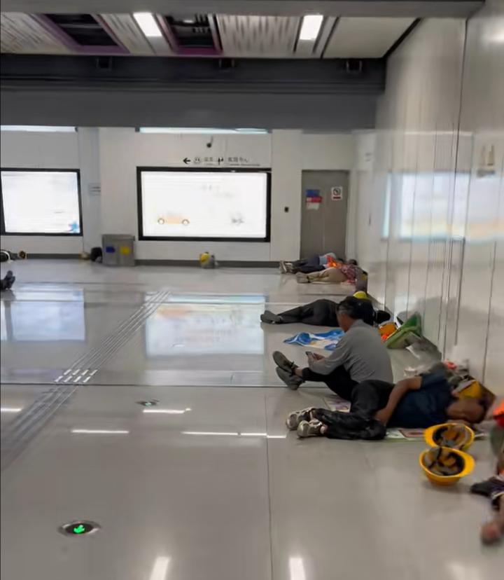 人民的地铁！郑州地铁设置纳凉处，标语引全网泪奔：建设者休息区