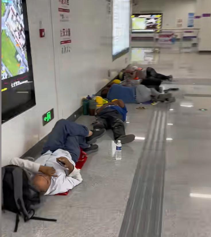 人民的地铁！郑州地铁设置纳凉处，标语引全网泪奔：建设者休息区