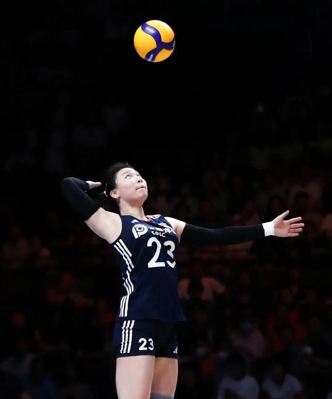 破格提拔！女排迎来新大脑，16岁扛国家队大旗，球迷呼吁老将回归