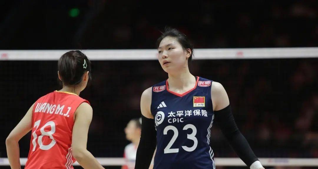 破格提拔！女排迎来新大脑，16岁扛国家队大旗，球迷呼吁老将回归