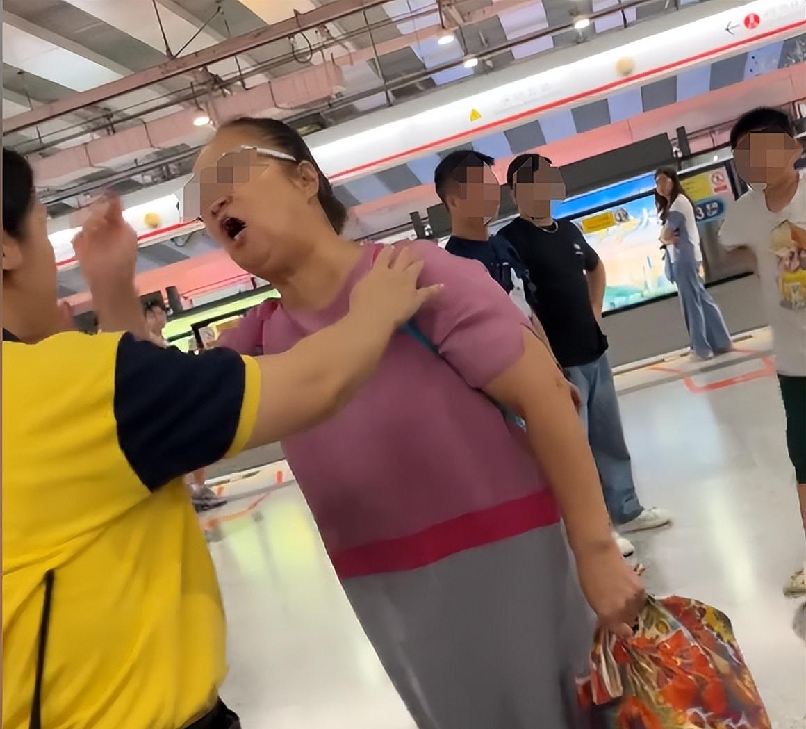 大妈地铁辱骂乘客后续，乘警面前叫嚣，知情者透更多，平时就嚣张