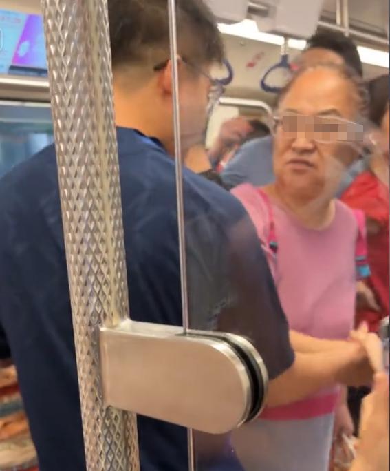 大妈地铁辱骂乘客后续，乘警面前叫嚣，知情者透更多，平时就嚣张