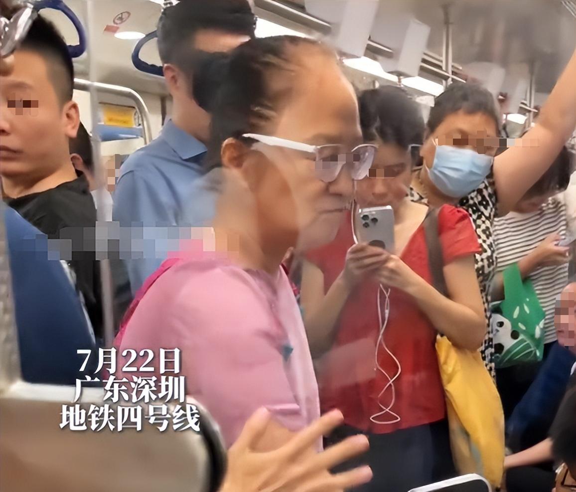 大妈地铁辱骂乘客后续，乘警面前叫嚣，知情者透更多，平时就嚣张