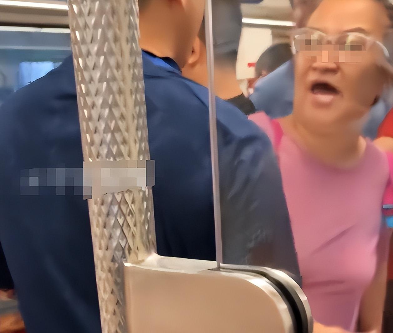 大妈地铁辱骂乘客后续，乘警面前叫嚣，知情者透更多，平时就嚣张