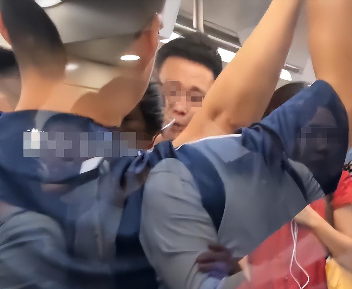 大妈地铁辱骂乘客后续，乘警面前叫嚣，知情者透更多，平时就嚣张