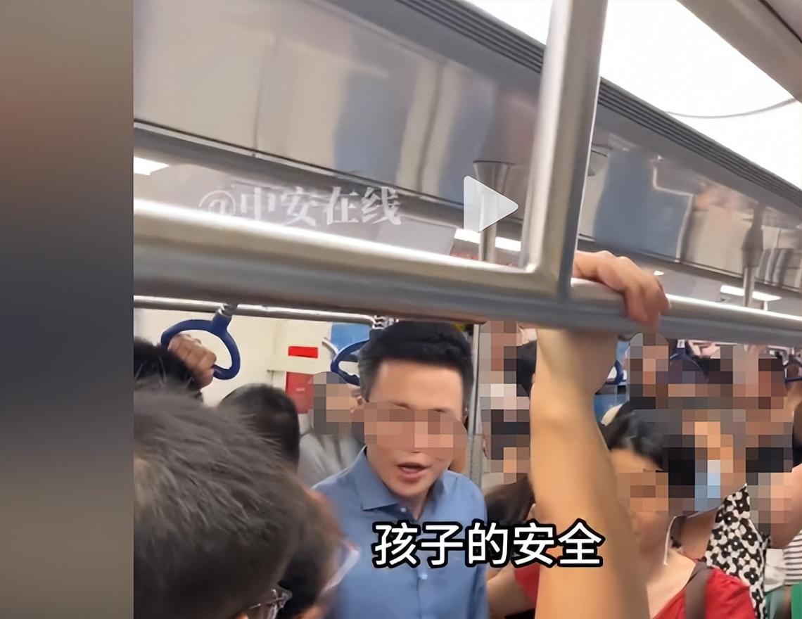 大妈地铁辱骂乘客后续，乘警面前叫嚣，知情者透更多，平时就嚣张