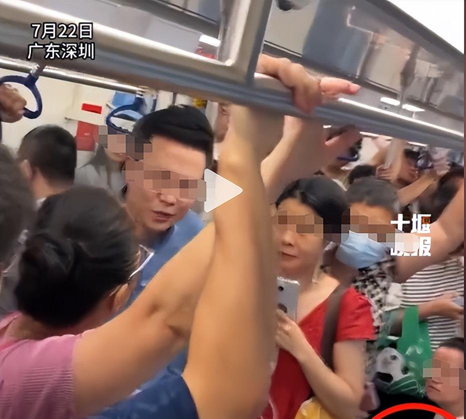 大妈地铁辱骂乘客后续，乘警面前叫嚣，知情者透更多，平时就嚣张