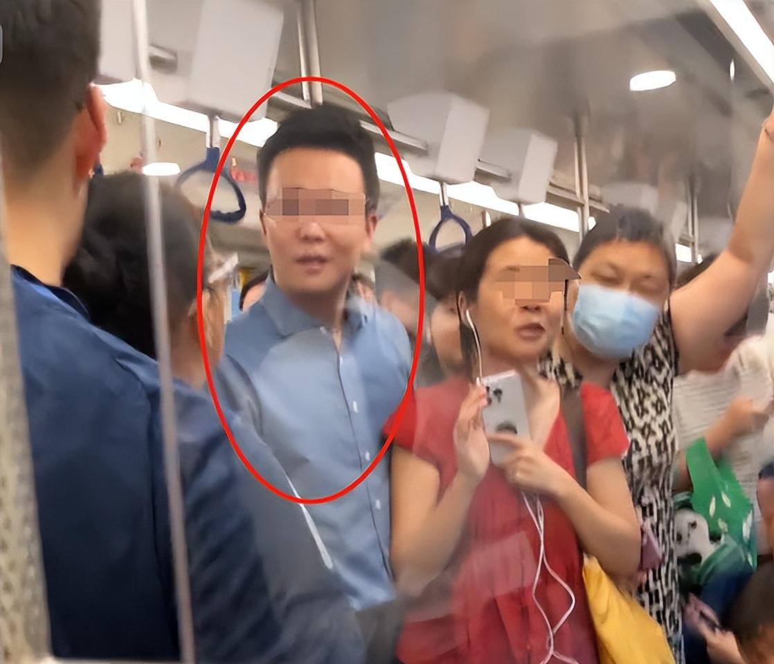 大妈地铁辱骂乘客后续，乘警面前叫嚣，知情者透更多，平时就嚣张