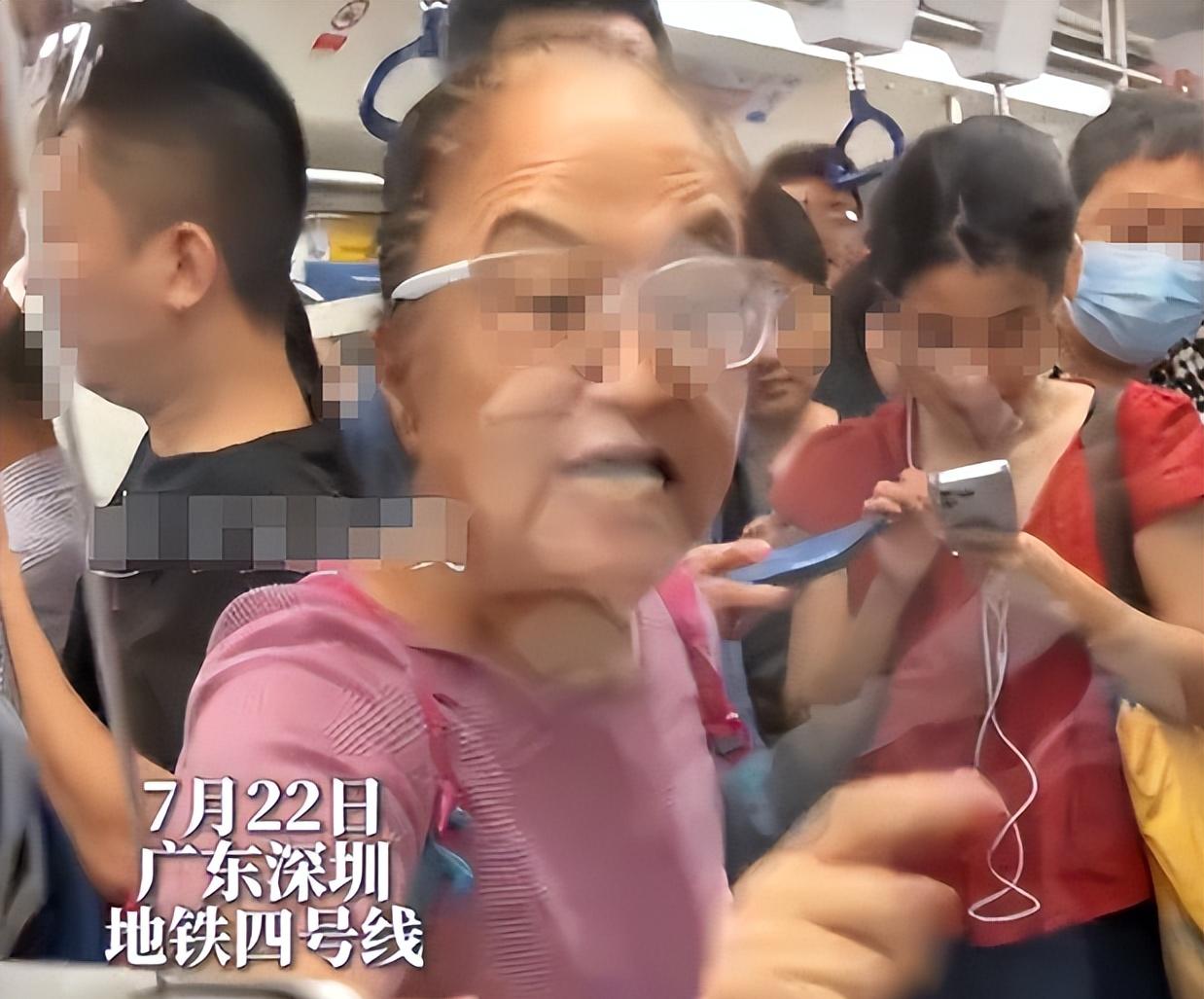 大妈地铁辱骂乘客后续，乘警面前叫嚣，知情者透更多，平时就嚣张