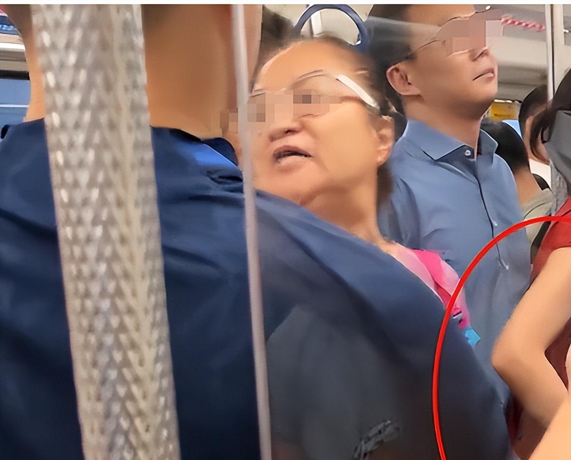 大妈地铁辱骂乘客后续，乘警面前叫嚣，知情者透更多，平时就嚣张