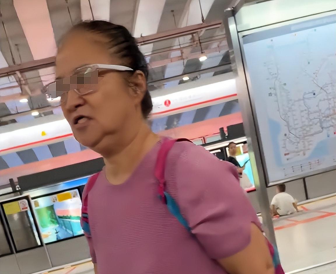 大妈地铁辱骂乘客后续，乘警面前叫嚣，知情者透更多，平时就嚣张