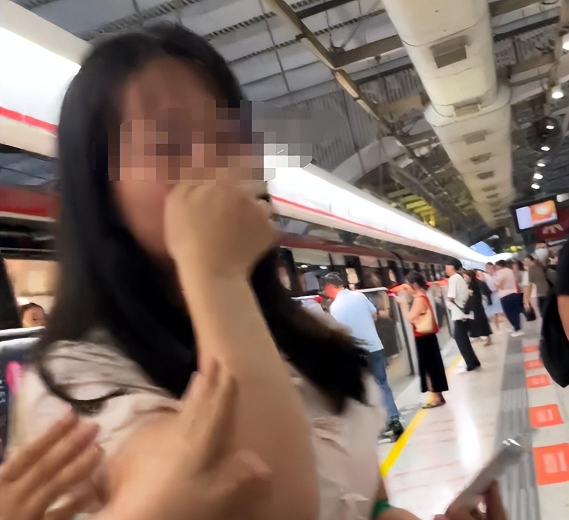 大妈地铁辱骂乘客后续，乘警面前叫嚣，知情者透更多，平时就嚣张