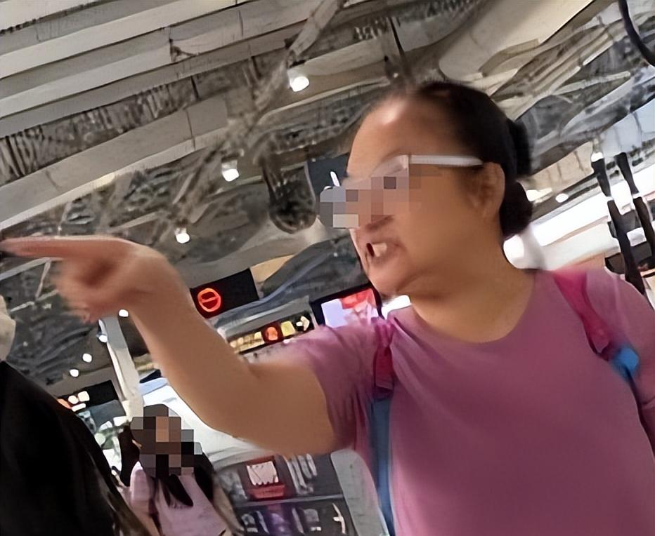 大妈地铁辱骂乘客后续，乘警面前叫嚣，知情者透更多，平时就嚣张