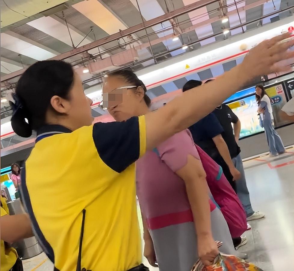 大妈地铁辱骂乘客后续，乘警面前叫嚣，知情者透更多，平时就嚣张