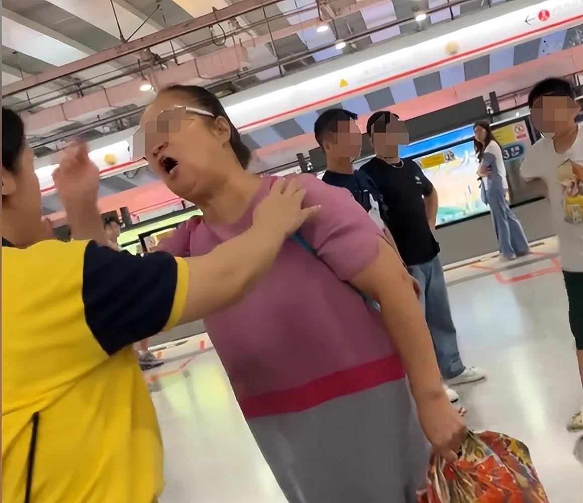 大妈地铁辱骂乘客后续，乘警面前叫嚣，知情者透更多，平时就嚣张