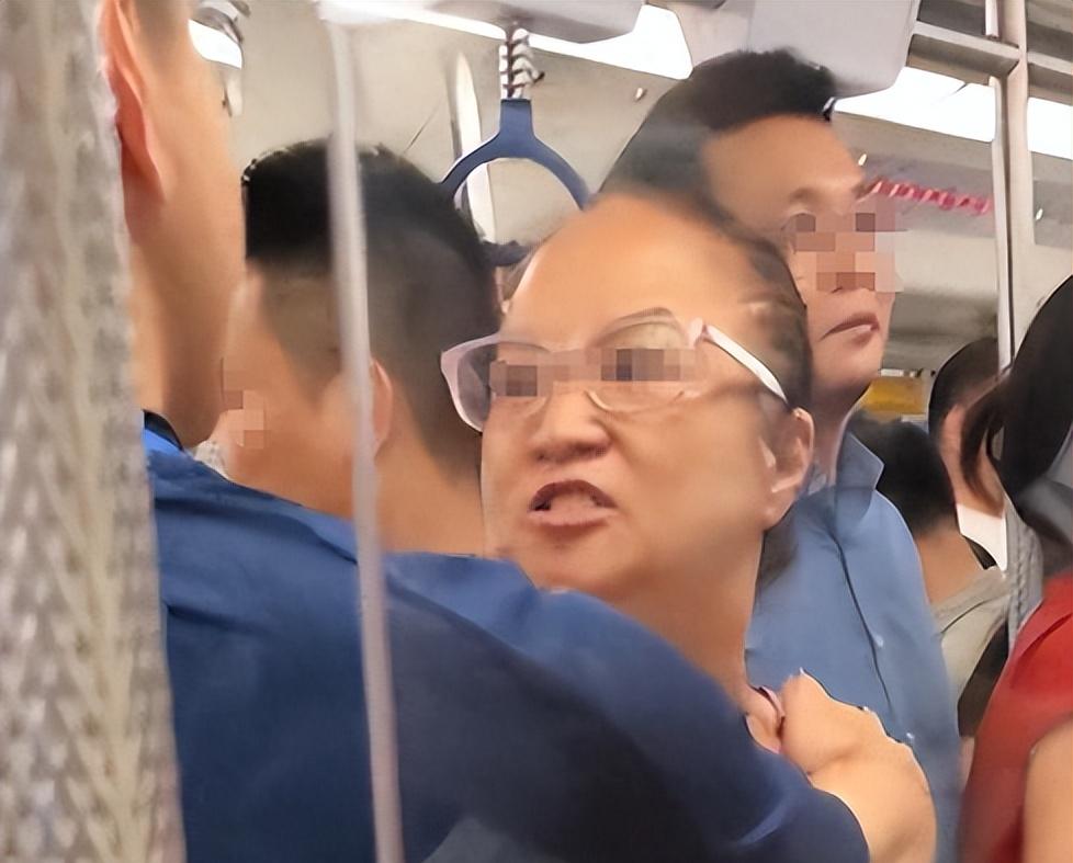 大妈地铁辱骂乘客后续，乘警面前叫嚣，知情者透更多，平时就嚣张