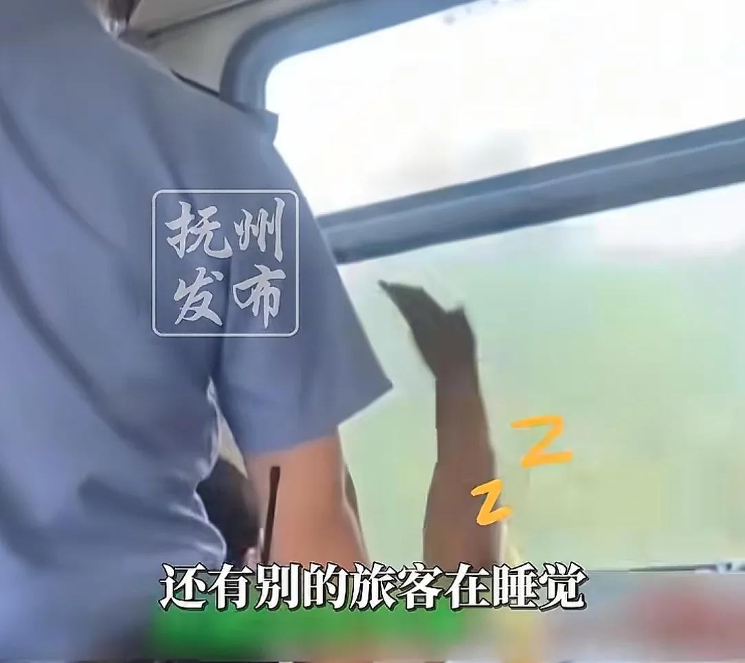 太狂了！女子凌晨5点火车上唱歌跳舞，面对劝阻反怼:有钱买卧铺去