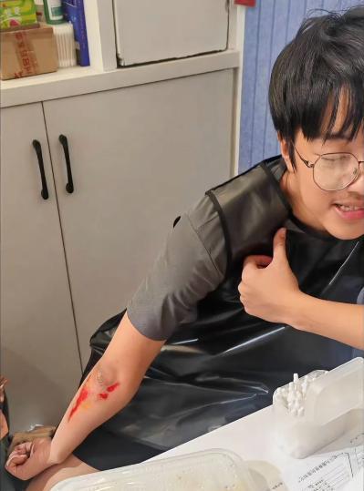 宠物店火灾监控曝光，店长冒死救生感动全网：没人比我更知道位置