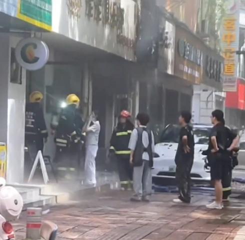宠物店火灾监控曝光，店长冒死救生感动全网：没人比我更知道位置