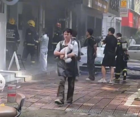 宠物店火灾监控曝光，店长冒死救生感动全网：没人比我更知道位置