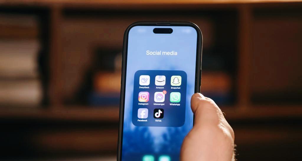 华为Mate90配置曝光，全球首发隐藏式FaceID，提前暴打iPhone18？