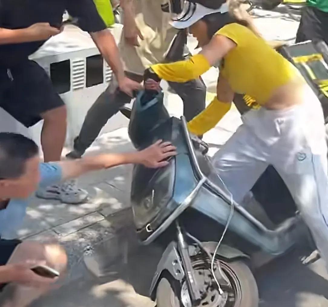 太恶劣！女骑手撞伤老人后想跑，被路人拦住后还动手打人