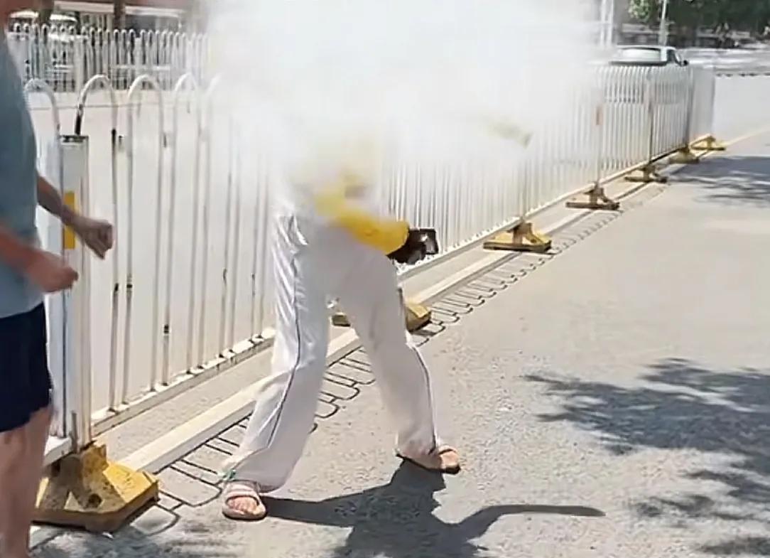 太恶劣！女骑手撞伤老人后想跑，被路人拦住后还动手打人